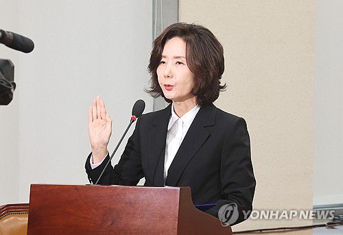 선서하는 이진숙 후보자이진숙 사회부총리 겸 교육부 장관 후보자가 7월 16일 서울 여의도 국회 교육위원회에서 열린 인사청문회에서 선서하고 있다. [연합뉴스 자료사진]