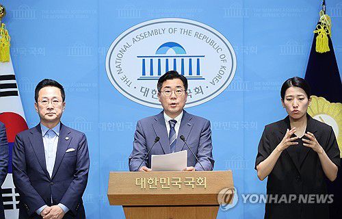 '내란 청문회' 추진 관련 기자회견 하는 박찬대 후보(서울=연합뉴스) 박동주 기자 = 더불어민주당 박찬대 당 대표 후보가 17일 서울 여의도 국회 소통관에서 '내란 청문회' 추진 관련 기자회견을 하고 있다. 2025.7.17 pdj6635@yna.co.kr