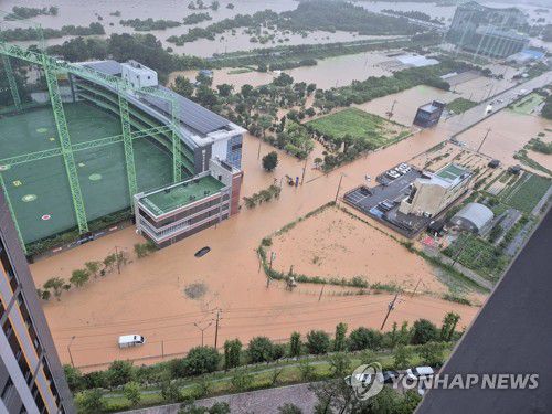 폭우에 잠긴 광주 도로(광주=연합뉴스) 광주 전역에 극한 호우가 쏟아진 17일 오후 광주 북구 신용동 일대 도로가 침수돼 차량들이 물에 잠겨 있다. 2025.7.17 [독자 제공. 재판매 및 DB 금지[] areum@yna.co.kr