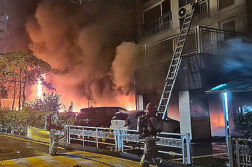 광명 아파트 주차장서 화재(광명=연합뉴스) 17일 오후 9시 10분께 경기도 광명시 소하동의 한 아파트 주차장에서 불이 나 소방대원들이 진화 작업을 하고 있다. 2025.7.17 [독자 제공. 재판매 및 DB 금지] photo@yna.co.kr