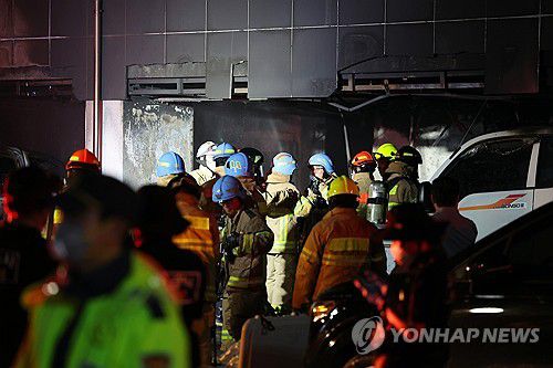 광명 아파트 화재 현장서 인명 수색하는 소방대원(광명=연합뉴스) 홍기원 기자 = 17일 주차장에 불이 난 경기도 광명시 소하동 한 아파트에서 소방대원들이 인명 수색을 하고 있다. 2025.7.17 xanadu@yna.co.kr