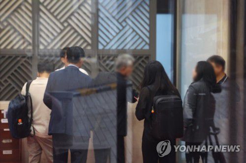 김건희 특검, 통일교 서울 본부 압수수색(서울=연합뉴스) 김도훈 기자 = 18일 김건희 여사 관련 의혹을 수사하는 민중기 특별검사팀이 압수수색을 실시한 서울 용산구 통일교 서울 본부에서 검찰 관계자들이 직원들과 대화하고 있다.     이날 특검팀은 '건진법사 청탁 의혹'과 관련해 가평에 위치한 통일교 본부와 서울 용산구에 있는 서울 본부에 대한 압수수색을 실시했다. 2025.7.18 superdoo82@yna.co.kr