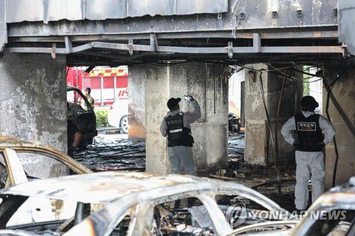 화재 현장 살펴보는 관계자들(광명=연합뉴스) 홍기원 기자 = 전날 주차장에서 발생한 화재로 다수의 인명피해가 발생한 경기도 광명시 소하동 한 아파트에서 18일 경찰과 소방 등 관계자들이 현장을 살펴보고 있다. 2025.7.18 xanadu@yna.co.kr