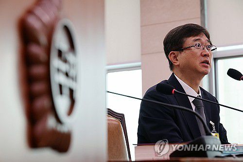 답변하는 오영준 헌법재판관 후보자(서울=연합뉴스) 박동주 기자 = 오영준 헌법재판관 후보자가 18일 서울 여의도 국회 법제사법위원회에서 열린 인사청문회에서 의원질의에 답하고 있다. 2025.7.18 pdj6635@yna.co.kr