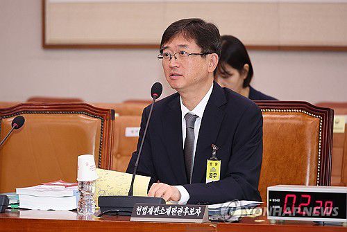 오영준 후보자 답변(서울=연합뉴스) 박동주 기자 = 오영준 헌법재판관 후보자가 18일 서울 여의도 국회 법제사법위원회에서 열린 인사청문회에서 의원질의에 답하고 있다. 2025.7.18 pdj6635@yna.co.kr