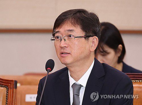 오영준 후보자 답변(서울=연합뉴스) 박동주 기자 = 오영준 헌법재판관 후보자가 18일 서울 여의도 국회 법제사법위원회에서 열린 인사청문회에서 의원질의에 답하고 있다. 2025.7.18 pdj6635@yna.co.kr