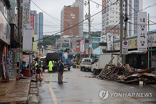 복구작업 한창인 당진전통시장 상인들(당진=연합뉴스) 이주형 기자 = 18일 오전 집중호우로 침수된 충남 당진시 읍내동 당진전통시장에서 상인들이 비가 내리는 와중에도 복구작업에 한창이다. 2025.7.18 coolee@yna.co.kr