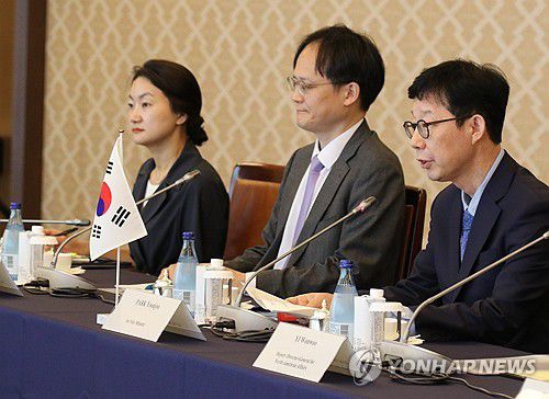 한미일 외교차관 협의회, 발언하는 박윤주 차관(도쿄=연합뉴스) 박상현 특파원 = 박윤주 외교부 1차관(오른쪽)이 18일 일본 도쿄 외무성 이쿠라공관에서 열린 한미일 외교차관 협의회에서 모두 발언을 하고 있다. 2025.7.18