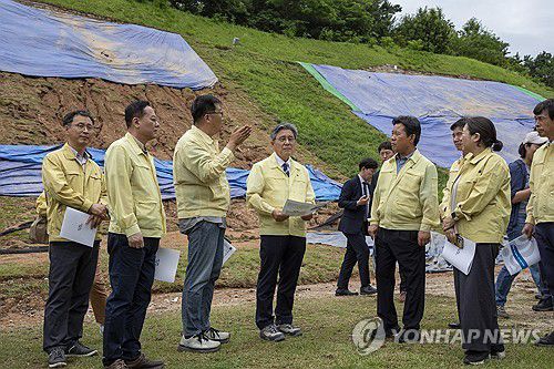 '부여 나성' 점검하는 허민 국가유산청장(서울=연합뉴스) 허민 국가유산청장(가운데)이 18일 호우로 일부 구간의 사면이 유실된 충남 소재 사적 '부여 나성'을 방문해 관계자들과 피해 상황을 점검하고 있다. 2025.7.18 [국가유산청 제공. 재판매 및 DB 금지] photo@yna.co.kr