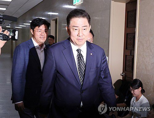 여야 회동 위해 이동하는 김병기 당 대표 직무대행 겸 원내대표(서울=연합뉴스) 김주형 기자 = 더불어민주당 김병기 당 대표 직무대행 겸 원내대표가 18일 국회에서 장관 후보자들의 인사청문 보고서 채택 논의 등과 관련해 국민의힘 송언석 비대위원장 겸 원내대표와 회동하기 위해 이동하고 있다. 2025.7.18 kjhpress@yna.co.kr