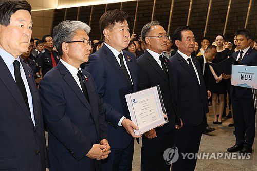 '제주4·3 세계의 기억으로'(제주=연합뉴스) 백나용 기자 = 18일 제주4·3평화공원 위패봉안실에서 4·3 영령에 4·3기록물이 세계기록유산에 등재됐음을 알리는 봉헌식이 열리고 있다. 2025.7.18 dragon.me@yna.co.kr