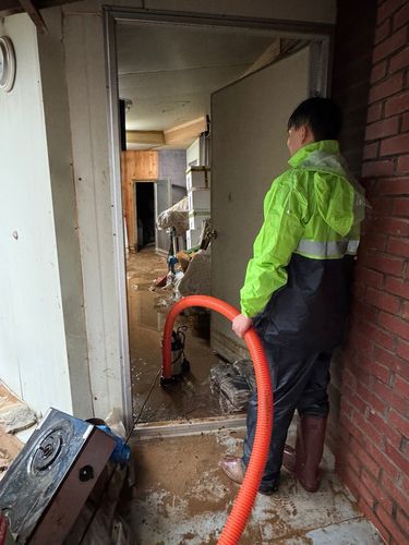 수해 주택 복구작업 모습[아산시 제공. 재판매 및 DB 금지]