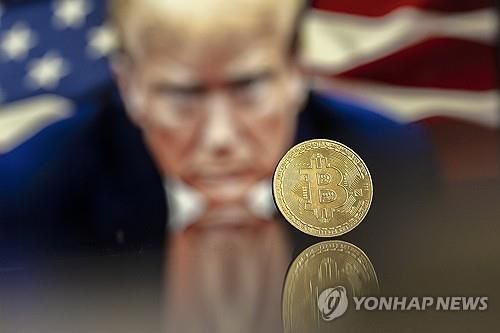비트코인 모형과 도널드 트럼프 미 대통령의 초상[EPA 연합뉴스 자료사진. 재판매 및 DB 금지]