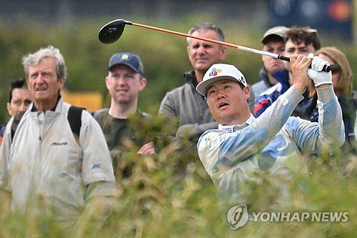 티샷 날린 임성재(오른쪽)[AFP=연합뉴스]