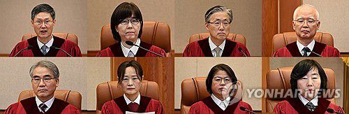 윤석열 대통령 탄핵심판 선고 헌법재판관(서울=연합뉴스) 헌법재판소가 4일 전원일치로 윤석열 대통령 파면을 선고했다.      문형배 헌법재판소장 권한대행(윗줄 왼쪽부터), 이미선, 김형두, 정형식, 조한창(아랫줄 왼쪽부터), 정정미, 김복형, 정계선 헌재 재판관이 이날 서울 종로구 헌법재판소 대심판정에서 열린 윤 대통령 탄핵심판 선고에 입장해 있다. 2025.4.4 [사진공동취재단] photo@yna.co.kr