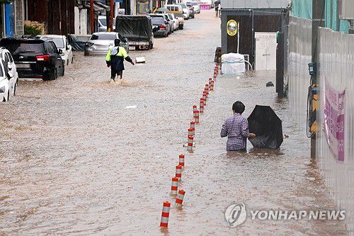 빗물에 잠긴 광주 백운광장 인근 상가(광주=연합뉴스) 정다움 기자 = 호우경보가 발효된 17일 오전 광주 남구 백운광장 인근 상가와 도로가 물에 잠겨 있다. 2025.7.17 daum@yna.co.kr