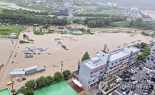 물에 잠긴 차들(울산=연합뉴스) 19일 울산에 많은 비가 내리면서 울주군 언양읍 반천리 일대 도로가 물에 잠긴 모습. 2025.7.19[독자 제공. 재판매 및 DB 금지] canto@yna.co.kr