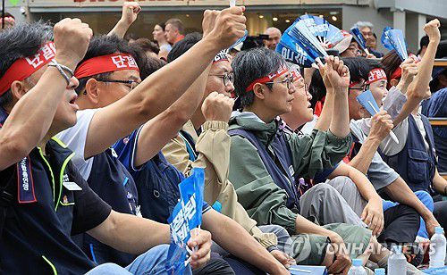 민주노총, 총파업ㆍ총력투쟁 대행진(서울=연합뉴스) 최재구 기자 = 19일 서울 중구 을지로 입구역 인근에서 열린 2025민주노총, 총파업ㆍ총력투쟁 대행진 집회에서 참석자들이 구호를 외치고 있다. 2025.7.19 jjaeck9@yna.co.kr