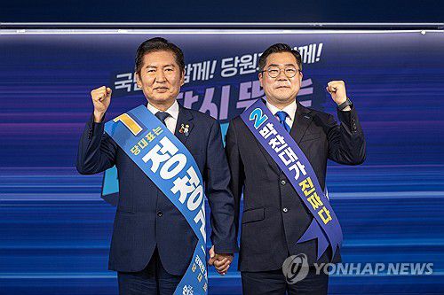 더불어민주당 합동연설회(서울=연합뉴스) 더불어민주당 대표 선거에 출마한 정청래(왼쪽), 박찬대 후보가 19일 서울 여의도 당사에서 열린 합동연설회에서 함께 주먹을 쥐며 인사하고 있다.  2025.7.19  [더불어민주당 제공. 재판매 및 DB 금지] photo@yna.co.kr