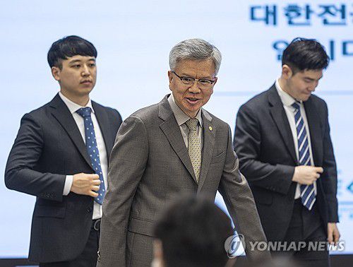 전공의협의회 임시대의원대회 찾은 김택우 대한의사협회장(서울=연합뉴스) 황광모 기자 = 김택우 대한의사협회장이 19일 서울 용산구 대한의사협회 대강당에서 열린 전공의협의회 임시대의원 총회에 참석해 전국의 각 병원 수련의 대표들과 인사하고 있다. 2025.7.19 hkmpooh@yna.co.kr