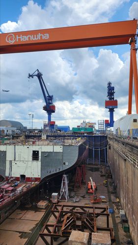 미국 필라델피아의 한화 필리조선소 선박 건조 도크(필라델피아=연합뉴스) 박성민 특파원 = 지난 16일(현지시간) 오후 미국 펜실베이니아주 필라델피아의 한화 필리조선소의 선박 건조용 4번 도크의 모습. 멀리 진수(進水)가 이뤄지는 대형 해양풍력지원선(SRIV)이 보인다. 2025.7.16. min22@yna.co.kr