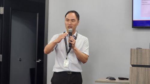 이종무 한화 필리조선소 조선소장(필라델피아=연합뉴스) 박성민 특파원 = 이종무 한화 필리조선소 조선소장이 지난 16일(현지시간) 미 펜실베이니아주 필라델피아의 필리조선소에서 열린 한국 특파원단과의 간담회에서 발언하고 있다. 2025.7.16. min22@yna.co.kr