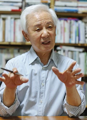 인터뷰하는 김홍신 작가(서울=연합뉴스) 이재희 기자 = 최근 시집 '그냥 살자'를 출간한 김홍신 작가가 지난 17일 서울 서초구 자택에서 연합뉴스와 인터뷰를 하고 있다. 2025.7.20 scape@yna.co.kr