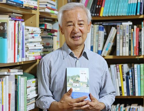 시집 출간한 김홍신 작가(서울=연합뉴스) 이재희 기자 = 김홍신 작가가 지난 17일 서울 서초구 자택에서 연합뉴스와의 인터뷰에 앞서 최근 발간한 시집 '그냥 살자'를 들고 포즈를 취하고 있다. 2025.7.20 scape@yna.co.kr