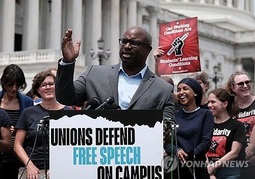 연설하는 자말 보먼 전 연방하원의원[AFP 연합뉴스 자료사진. 재판매 및 DB 금지]