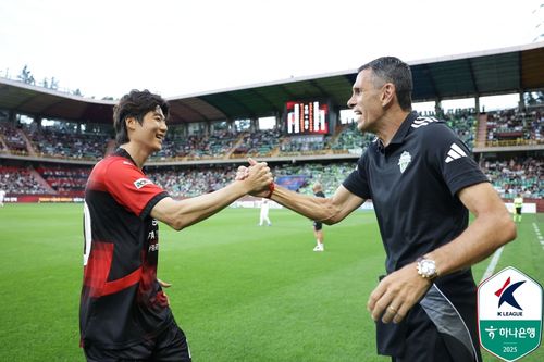 거스 포옛 전북 감독과 반갑게 인사하는 포항 기성용(오른쪽).[한국프로축구연맹 제공. 재판매 및 DB 금지]