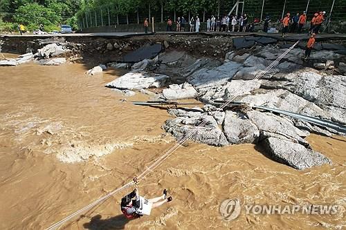 구조되는 캠핑객들    (서울=연합뉴스) 이진욱 기자 = 20일 경기 가평군 마일리 한 캠핑장을 방문했던 시민들이 집중호우로 도로가 끊어져 로프로 구조되고 있다. 2025.7.20  cityboy@yna.co.kr (끝)