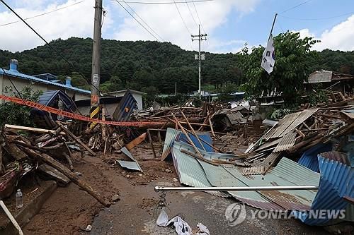 토사에 매몰된 경기 가평군 조종면 신상리 주택(가평=연합뉴스) 임병식 기자 = 20일 오전 경기 가평군 조종면 신상리 주택이 산사태로 밀려온 토사에 매몰되면서 주민 김모(77)씨가 숨졌다. 2025.7.20 andphotodo@yna.co.kr