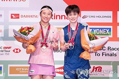 일본오픈 단식에서 우승한 안세영(왼쪽)과 왕즈이[AFP=연합뉴스]