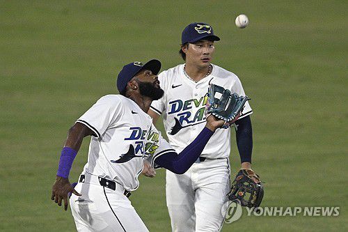 동료의 수비 때 주자 움직임을 지켜보는 김하성(오른쪽)[AP=연합뉴스]