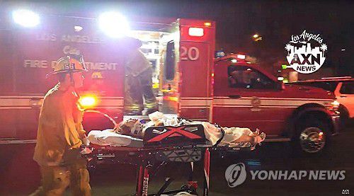 19일  LA 이스트 할리우드 나이트클럽 앞 차량 돌진 후 병원으로 이송되는 부상자[AXN NEWS/via REUTERS(로이터)=연합뉴스. 재판매 및 DB 금지]