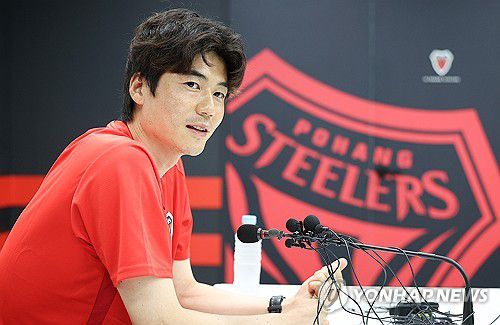 포항서 입단 소감 밝히는 기성용(포항=연합뉴스) 윤관식 기자 = 포항 스틸러스에 입단한 기성용이 4일 경북 포항시 포항스틸러스 송라클럽하우스에서 열린 미디어데이 행사에서 입단 소감을 밝히고 있다. 2025.7.4 psik@yna.co.kr