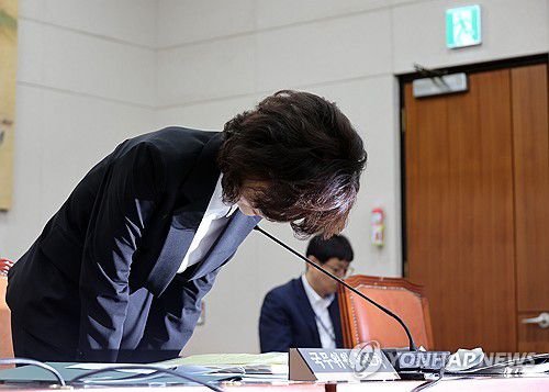 이진숙 후보자의 사과(서울=연합뉴스) 박동주 기자 = 이진숙 사회부총리 겸 교육부 장관 후보자가 16일 서울 여의도 국회 교육위원회에서 열린 인사청문회에서 자녀 조기 유학 등 논란과 관련해 고개숙여 사과하고 있다. 2025.7.16 pdj6635@yna.co.kr