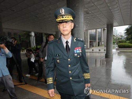 내란특검, 김용대 드론작전사령관 소환(서울=연합뉴스) 서명곤 기자 = 김용대 드론작전사령관이 17일 내란특검 사무실이 마련된 서울 서초구 서울고검에 조사를 받기 위해 출석하고 있다. 2025.7.17 seephoto@yna.co.kr