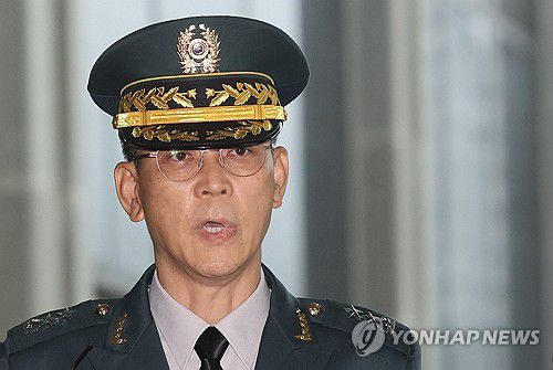 내란특검 출석하는 김용대 드론작전사령관(서울=연합뉴스) 서명곤 기자 = 김용대 드론작전사령관이 17일 내란특검 사무실이 마련된 서울 서초구 서울고검에 조사를 받기 위해 출석하며 미리 준비한 글을 읽고 있다.  2025.7.17 seephoto@yna.co.kr