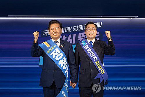 더불어민주당 합동연설회(서울=연합뉴스) 더불어민주당 대표 선거에 출마한 정청래(왼쪽), 박찬대 후보가 19일 서울 여의도 당사에서 열린 합동연설회에서 함께 주먹을 쥐며 인사하고 있다. 2025.7.19 [더불어민주당 제공. 재판매 및 DB 금지] photo@yna.co.kr