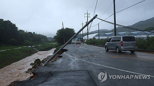 폭우에 전신주 파손(산청=연합뉴스) 김동민 기자 = 19일 내린 폭우로 경남 산청군 단성면 일대에 전신주가 파손돼 위험해 보인다. 2025.7.19 image@yna.co.kr