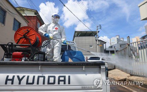 수해 피해 소독 작업(광주=연합뉴스) 김도훈 기자 = 관계자가 20일 광주 북구 신안동 수해지역에서 소독 작업을 실시하고 있다. 2025.7.20 superdoo82@yna.co.kr