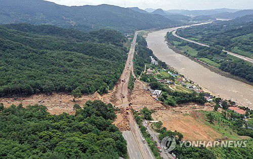 산청, 산사태·폭우 피해 도로 복구 작업(산청=연합뉴스) 김동민 기자 = 20일 오전 경남 산청군 신안면 산청대로 구간에 전날 발생한 호우·산사태로 토사가 쏟아져 복구 작업이 진행 중이다. 2025.7.20 image@yna.co.kr