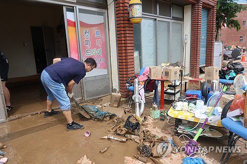 집중호우 피해 수습[촬영 박정헌]