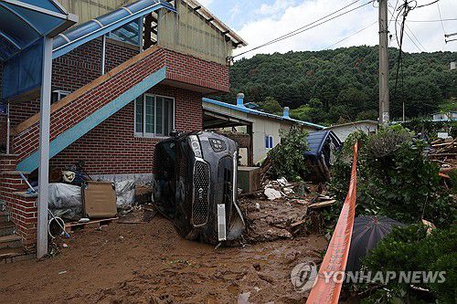 물폭탄에 쓰러진 차량(가평=연합뉴스) 임병식 기자 = 20일 오후 경기도 가평군 조종면에서 새벽 시간에 쏟아진 폭우로 산사태가 발생해 주택과 차량이 파손되어 있다. 2025.7.20 andphotodo@yna.co.kr