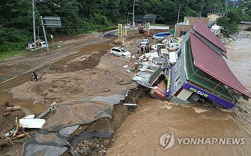 무너진 편의점(가평=연합뉴스) 이진욱 기자 = 20일 오전 경기 가평군에서 집중호우로 편의점 건물이 무너져 내린 모습.2025.7.20 cityboy@yna.co.kr