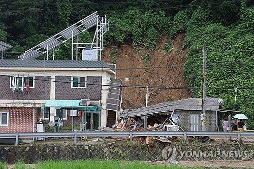 물폭탄 쏟아진 가평(가평=연합뉴스) 임병식 기자 = 20일 오후 경기도 가평군 조종면에서 새벽 시간에 쏟아진 폭우로 산사태가 발생해 주택이 파손되어 있다. 2025.7.20 andphotodo@yna.co.kr