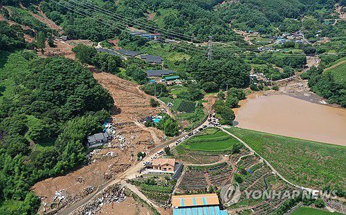 산사태가 휩쓴 마을(산청=연합뉴스) 김동민 기자 = 20일 오후 경남 산청군 산청읍 부리 내부마을이 전날 내린 폭우와 산사태로 파괴돼 원래 형태를 알아볼 수 없을 정도다. 2025.7.20