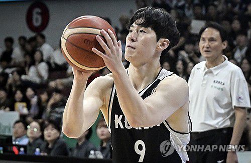 이정현 3점슛 시도(서울=연합뉴스) 20일 경기도 안양정관장아레나에서 열린 하나은행 초청 2025 남자농구 국가대표 평가전 카타르와의 경기에서 이정현이 3점슛을 시도하고 있다. 2025.7.20 [대한민국농구협회 제공, 재판매 및 DB 금지] photo@yna.co.kr