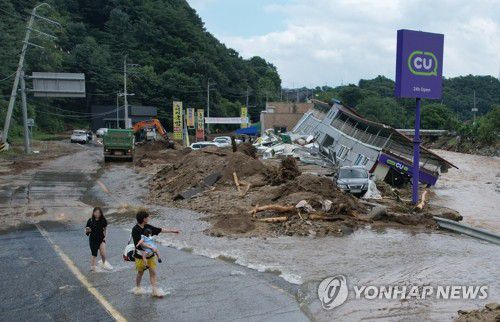 대피하는 관광객(가평=연합뉴스) 이진욱 기자 = 20일 경기 가평군에서 집중호우로 편의점 건물이 무너져 내린 가운데 관광객들이 대피하고 있다. 2025.7.20 cityboy@yna.co.kr